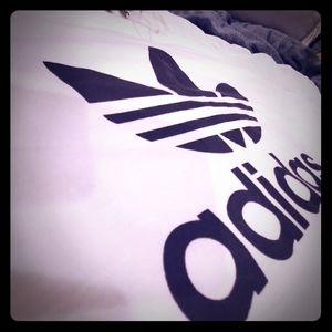 Trendy Classic Adidas White-Tee